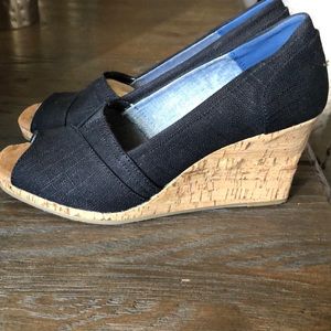 Brand new Toms Wedges size 10.